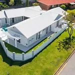 Modern Coastal Home Close To Royal Queensland Yacht Squadron