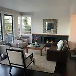 Spacious Family Home With Pool In Ascot