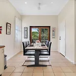 Milkins Cottage With Deck And Off St Parking