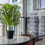 Modern 1B1B Apt In The Heart Of Cbd W Pool+Gym