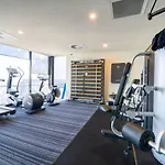 Modern 1B1B Apt In The Heart Of Cbd W Pool+Gym