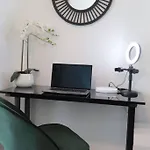 Wild Luxe Exec Apt - Free Parking & 100Mps+Wifi