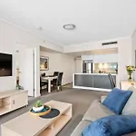 Apartment Heart Of The Cbd ~ 1bed/1bath/balcony/free Parking *