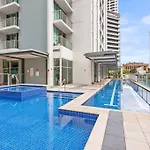 Heart Of The Cbd ~ 1bed/1bath/balcony/free Parking Apartment *