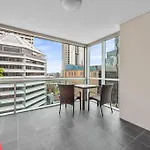 Apartment Heart Of The Cbd ~ 1bed/1bath/balcony/free Parking *