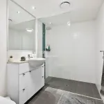 Apartment Heart Of The Cbd ~ 1bed/1bath/balcony/free Parking