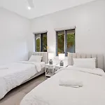 The Hampton Retreat - 6Br 16 Guest Pet Friendly House