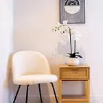 Apartment Conveniently Located 2br With Rooftop Pool At Milt *