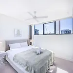 Conveniently Located 2br With Rooftop Pool At Milt Apartment Brisbane
