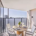 Apartment Conveniently Located 2br With Rooftop Pool At Milt