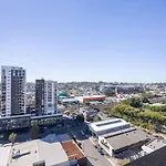 Conveniently Located 2br With Rooftop Pool At Milt * Brisbane