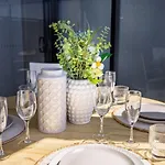 Apartment Conveniently Located 2br With Rooftop Pool At Milt *
