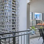 Of Brissie - Chic Resort-style Cbd Living Apartment *