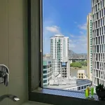 Of Brissie - Chic Resort-style Cbd Living Apartment *