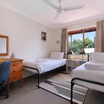 Tropical Dreaming In The Heart Of Indooroopilly Holiday home