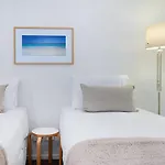 The Sun Catcher - A Trendy South Townhouse Holiday home *