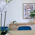 Of Brissie - Chic Resort-style Cbd Living Apartment
