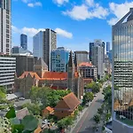 Of Brissie - Chic Resort-style Cbd Living Apartment *