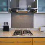 Of Brissie - Chic Resort-style Cbd Living Apartment *