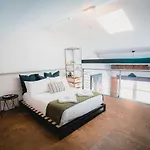 Trendy Industrial-style Loft In Fortitude Valley Apartment *