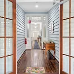 Apartment The Lounge! 2 Bed/1 Bath/1 Car ~ New Farm Brisbane