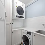 The Lounge! 2 Bed/1 Bath/1 Car ~ New Farm Apartment Brisbane