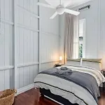 The Lounge! 2 Bed/1 Bath/1 Car ~ New Farm