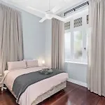 Apartment The Lounge! 2 Bed/1 Bath/1 Car ~ New Farm *
