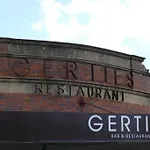 The Lounge! 2 Bed/1 Bath/1 Car ~ New Farm