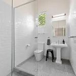 The Lounge! 2 Bed/1 Bath/1 Car ~ New Farm