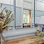 The Office! 1 Bed/1 Bath ~ New Farm