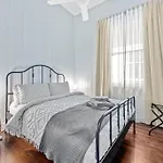 The Deck! 2 Bed/1 Bath/1 Car ~ New Farm