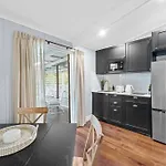 The Deck! 2 Bed/1 Bath/1 Car ~ New Farm
