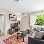 Stylish 1 Bedroom Apartment ~ New Farm