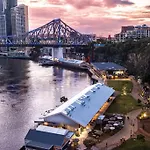 Stylish 1 Bedroom Apartment ~ New Farm