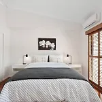 Apartment Hidden In New Farm ~ 1 Bed/1 Bath /1 Car/views! Brisbane