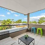 Apartment Hidden In New Farm ~ 1 Bed/1 Bath /1 Car/views! *