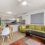 Holiday home Kozyguru / Mt Gravatt East / 3 Bed House Qmg030 *