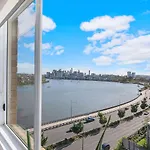 The Hillside At Hamilton - A Fresh Riverfront Abode