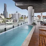 Chic 1-Bed With Parking, Rooftop Pool And Gym
