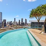 Chic 2-Bed With Rooftop Pool Overlooking The City