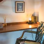 Beautiful Modern In Heart Of New Farm