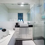 Beautiful Modern In Heart Of New Farm