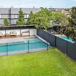 Beautiful Modern In Heart Of New Farm