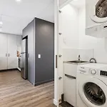 Chic 2-Bed With Rooftop Pool Overlooking The City