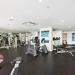 Stunning 1-Bed By Victoria Park With Pool & Gym