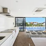 Stunning 1-Bed By Victoria Park With Pool & Gym