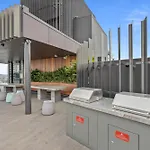 Cosy 1-Bed With River Views Pool Gym & Bbq