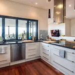Beautiful Modern In Heart Of New Farm