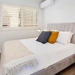 Cosy Unit With Parking Near New Farm Park & River